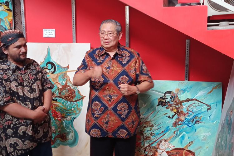 Presiden RI ke 6, Susilo Bambang Yudhoyono (SBY) saat berkunjung ke galeri lukisan di Azam Gallery, Perumahan Araya Blok N3 Nomor 5, Kota Malang pada Minggu (5/2/2023).