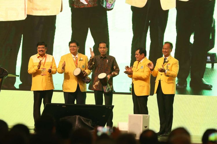 Presiden Republik Indonesia Joko Widodo (tengah) bersama pimpinan DPP Partai Golkar membuka Musyawarah Nasional Luar Biasa (Munaslub) Partai Golkar di JCC, Senayan, Jakarta, Senin (18/12/2017). Munaslub ini dilakukan untuk memilih ketua umum baru Partai Golkar yaitu Airlangga Hartarto untuk menggantikan Setya Novanto yang menjadi tersangka kasus pidana korupsi KTP elektronik.