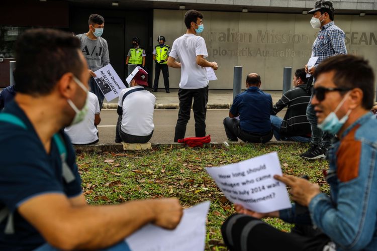 Sejumlah pengungsi dan pencari suaka dari beberapa negara seperti Afganistan, Irak dan Pakistan melakukan unjuk rasa di depan Kedutaan Besar Australia, Jalan Patra Kuningan Timur, Setiabudi, Jakarta Selatan, Senin (5/4/2021). Aksi demo digelar untuk menagih janji pihak Australia yang sebelumnya berjanji akan memperhatikan kondisi para pencari suaka dan akan memindahkan ke Australia.