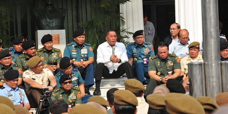 Menteri Pertahanan Ryamizard Ryacudu saat menggelar apel khusus akhir tahun 2019 bersama seluruh pegawai Kementerian Pertahanan (Kemhan), di Kantor Kemhan, Senin (14/10/2019).