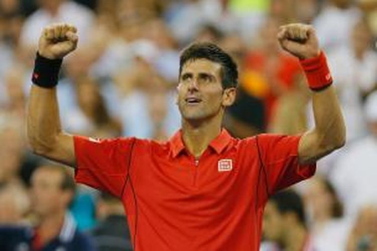 Petenis Serbia, Novak Djokovic merayakan kemenangannya atas Ricardas Berankis dari Lituania, pada babak pertama US Open, di New York, Selasa (27/8/2013).