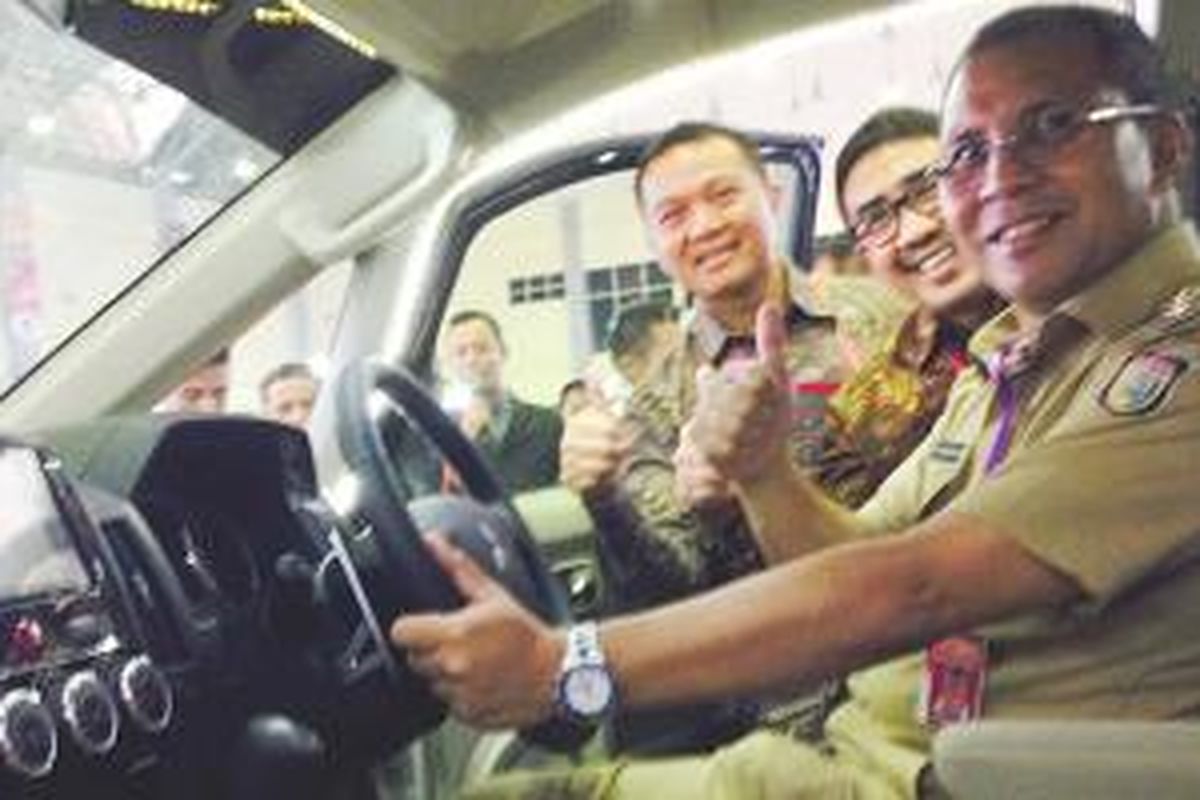 Walikota Makassar Ramdhan Pomato mencoba Delica, model terbaru dari Mitsubishi didampingi Duljatmono (KTB) dan Syuhban Aksa (duta merek Mitsubishi).