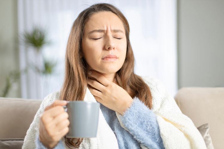 Minum air hangat sebelum tidur bisa mencegah serangan batuk di malam hari.