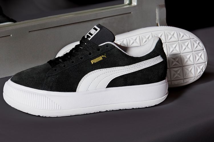 Sepatu platform dari Puma.