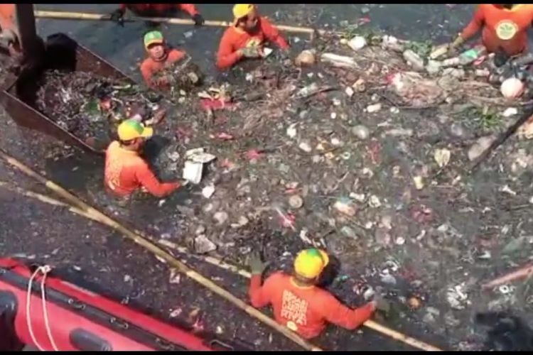 Sejumlah petugas dari Dinas Lingkungan Hidup (DLH) Kabupaten Bekasi yang diterjunkan dalam proses pembersihan sampah di Kali Jambe, Jatimulya, Kabupaten Bekasi, Jumat (15/7/2022). Dalam proses pembersihan Kali Jambe tersebut, pihak DLH bersama dengan BBWSCC menyatakan sebanyak 120 ton sampah sudah diangkut dan dibawa ke TPS Burangkeng.