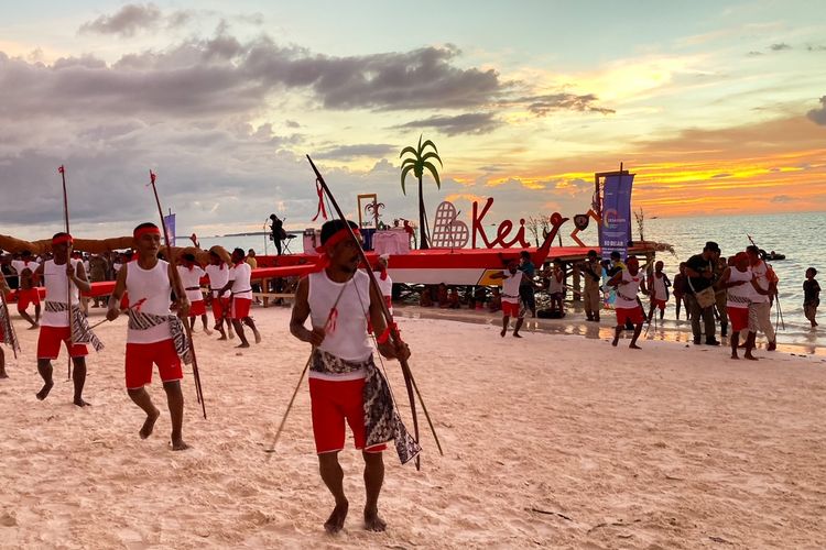 Atraksi seni budaya di Pantai Ngurbloat di Desa Wisata Ngilngof di Kecamatan Manyeuw, Kei Kecil, Kepulauan Kei, Kabupaten Maluku Tenggara, Kamis (28/10/2021).