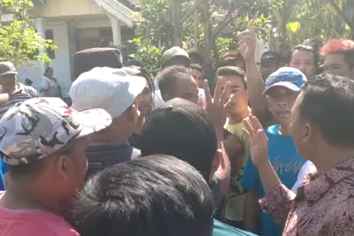 Aksi penutupan portal jalan desa oleh warga untuk menghalangj truk pasir lewat, Selasa (7/6/2022)