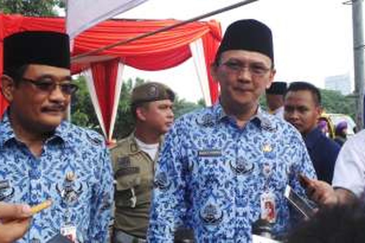 Gubernur DKI Jakarta Basuki Tjahaja Purnama (kanan) dan Wakil Gubernur DKI Jakarta Djarot Saiful Hidayat (kiri) seusai menghadiri apel Hari Pendidikan Nasional, di Lapangan Eks IRTI Monas, Jakarta Pusat, Senin (2/5/2016). 