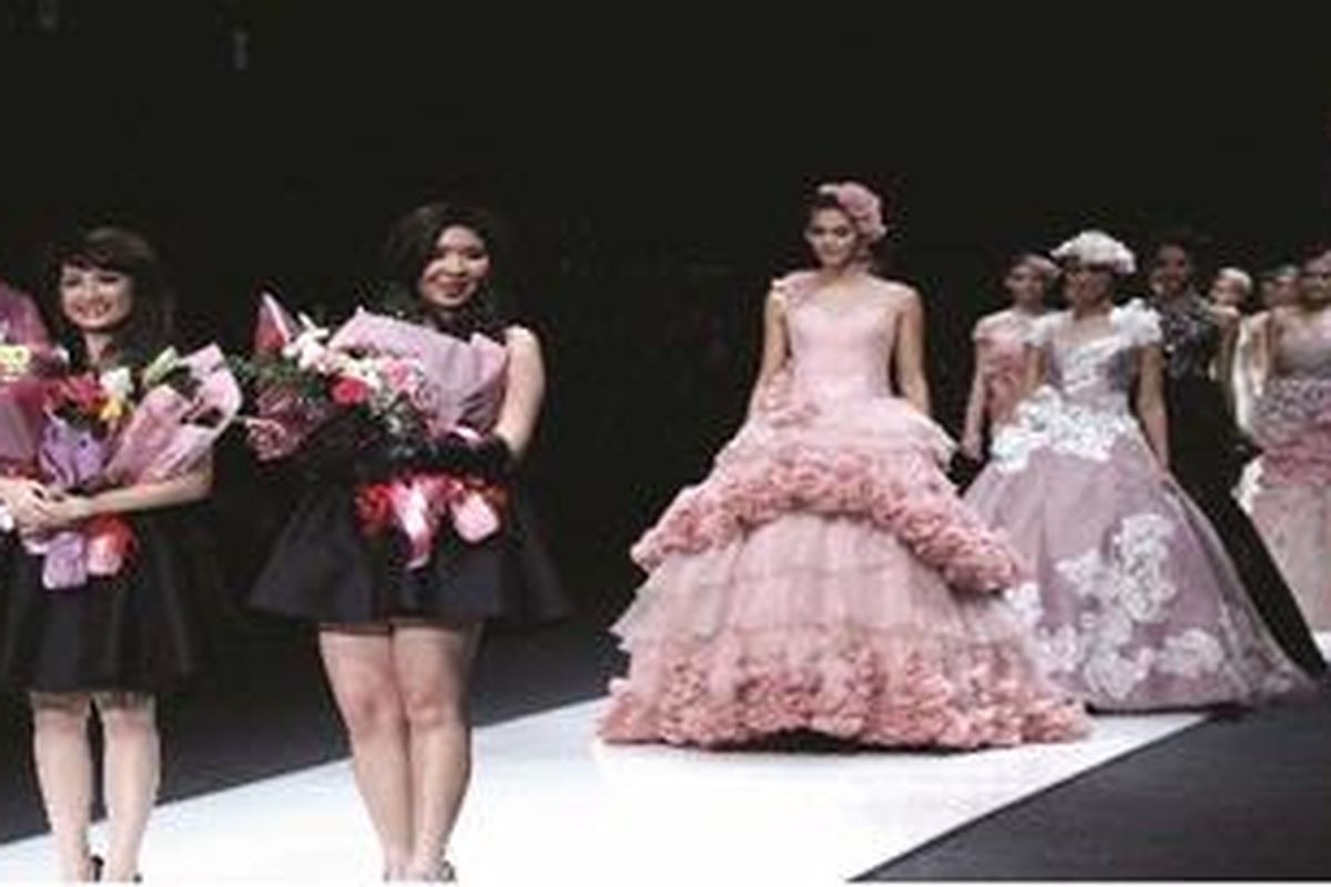 Pagelaran busana Benten di Jakarta Fashion Week, Plaza Senayan, Minggu 11 November 2012 untuk koleksi Spring/Summer 2013. 