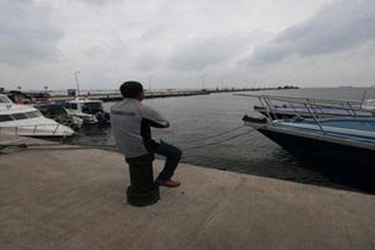 Kapal reguler yang melayani penyeberangan ke Kepulauan Seribu sandar dan tak dapat beroperasi di Pelabuhan Muara Angke Jakarta, Kamis (26/1). Akibat gelombang laut dengan tinggi sekitar 2 hingga 3 meter, sejak Rabu (25/1/2012), penyerbangan ke Kepualauan Seribu tidak dapat beroperasi.