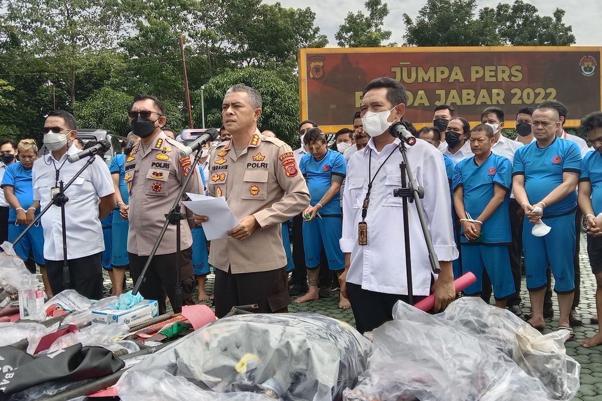 Polisi tengah merilis penangkapan anggota GMBI di Mapolda Jabar, Senin (31/1/2022). Ada belasan orang anggota GMBI yang sudah ditetapkan tersangka dalam perkara demo anarkis di Mapolda Jabar.