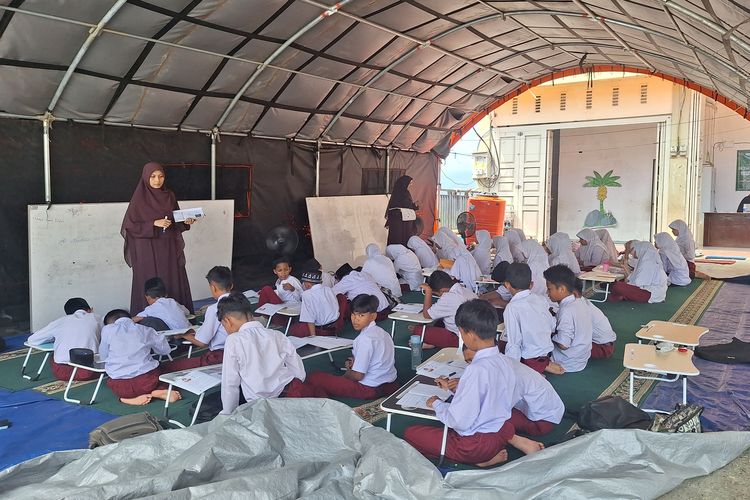Delapan Bulan Pascabanjir, Siswa SD IT Annur Pidie Jaya Masih Belajar di Tenda