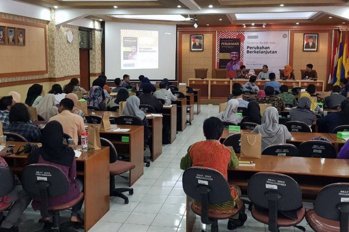 Peluncuran buku Perubahan Berkelanjutan, Gotong Royong Memakmurkan Jawa Timur di kampus Unair Surabaya. 