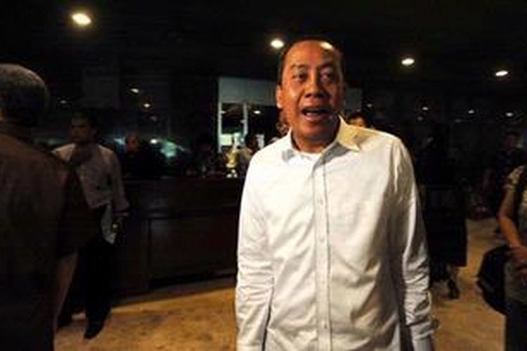 Wakil Sekretaris Jenderal Partai Demokrat Saan Mustopa seusai mengikuti rapat internal Fraksi Partai Demokrat di Kompleks Parlemen, Senayan, Jakarta, Kamis (14/3/2013). Saan disebut-sebut akan mencalonkan diri menjadi ketua umum Partai Demokrat pada Kongres Luar Biasa Partai Demokrat akhir Maret nanti di Bali.

