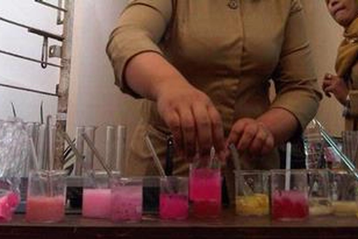 Ilustrasi: Uji cepat sampel beberapa jenis pangan di Pasar Gede, Solo, Selasa (9/8/2011), mendapati adanya bahan pangan mengandung zat berbahaya bagi kesehatan manusia, seperti formalin dan Rhodamin B.  