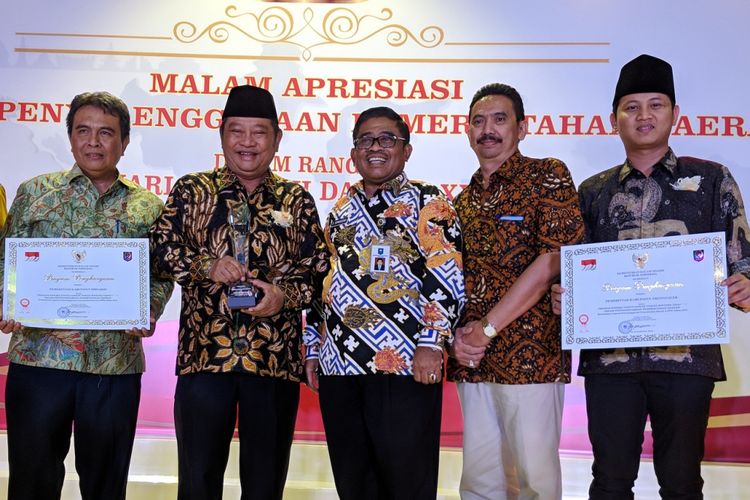 Pemerintah Kabupaten Trenggalek meraih penghargaan dengan status Sangat Tinggi Bintang Tiga dari Kementerian Dalam Negeri dalam acara Malam Apresiasi Penyelenggaraan Pemerintahan Daerah di Jakarta, Rabu (25/4/2018)