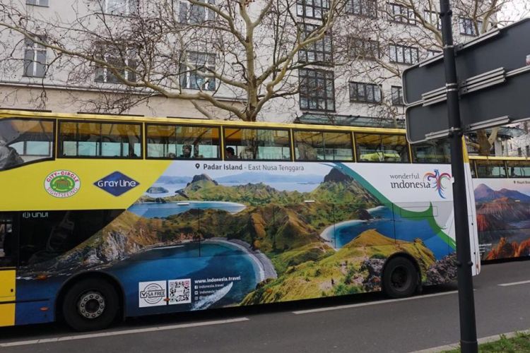 Bis-bis berlogo Wonderful Indonesia itu berkeliling Berlin. Ada yang bergambar Borobudur Joglosemar, Pink Beach Komodo Labuan Bajo NTT, Gebogan Bali, Gandrung Sewu Banyuwangi, Bromo Jatim, Raja Ampat Papua Barat, Wae Rebo NTT, Pulau Padar NTT, Danau Toba Sumut.

