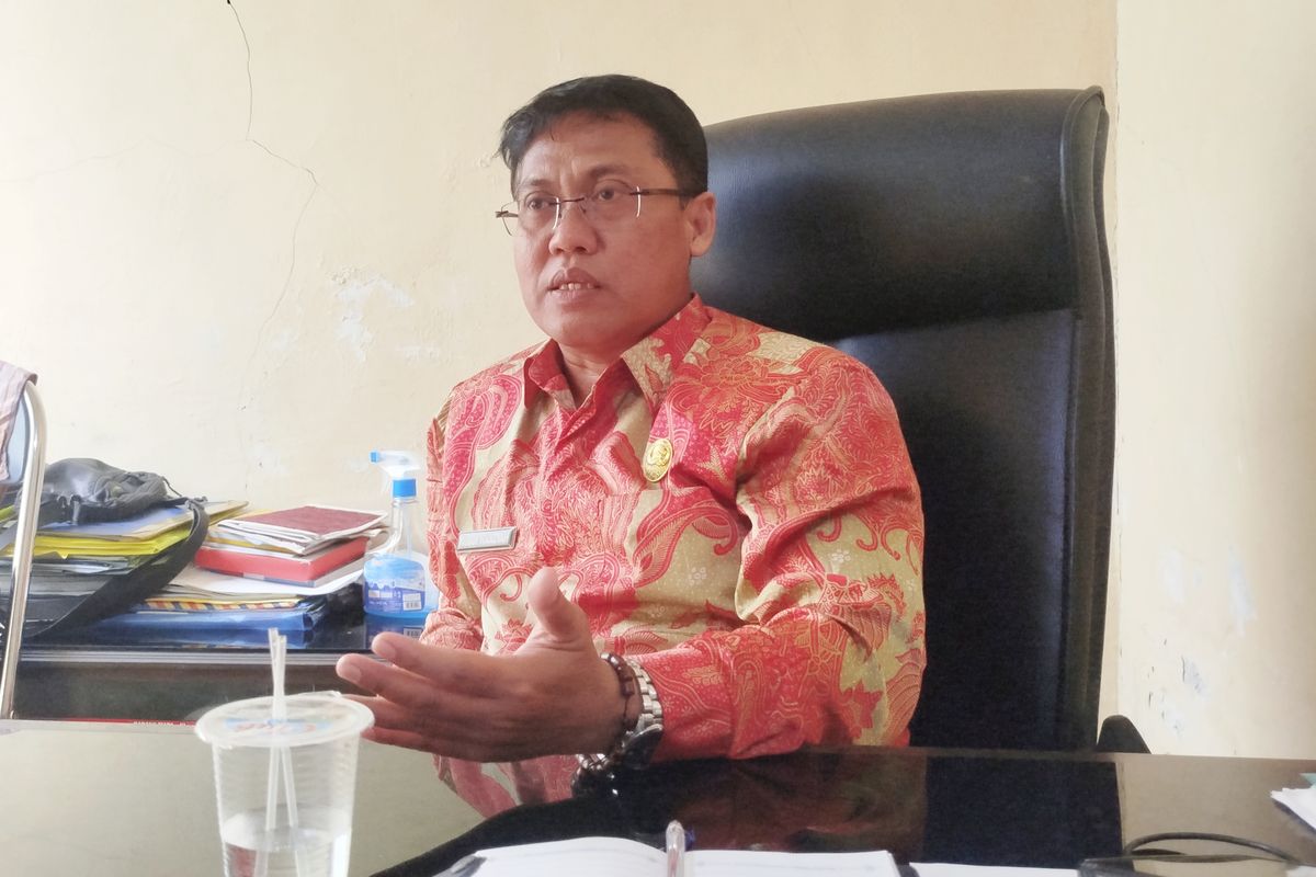 Pelaksana Tugas (Plt) Kabid Koperasi Dinas Koperasi Usaha Mikro dan Perdagangan (Diskop Umdag) Bangkalan, Rusdi Hamzah, saat ditemui di kantornya, Rabu (30/7/2025). 