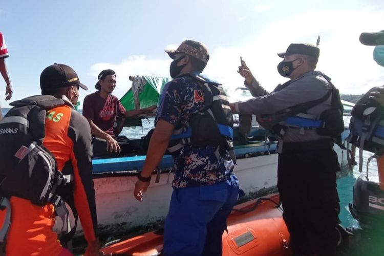 Foto: Tim SAR gabungan saat  mengevakuasi Ihyan (35) seorang nelayan asal Wuring Tengah, Kecamatan Tengah, Kabupaten Sikka, Nusa Tenggara Timur (NTT) yang dilaporkan megalami kecelakaan kapal saat melaut.