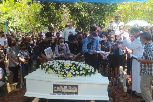 Tangis Haru Istri Iringi Pemakaman Iwan Boedi, Saksi Kasus Korupsi yang Tewas Dibunuh di Semarang