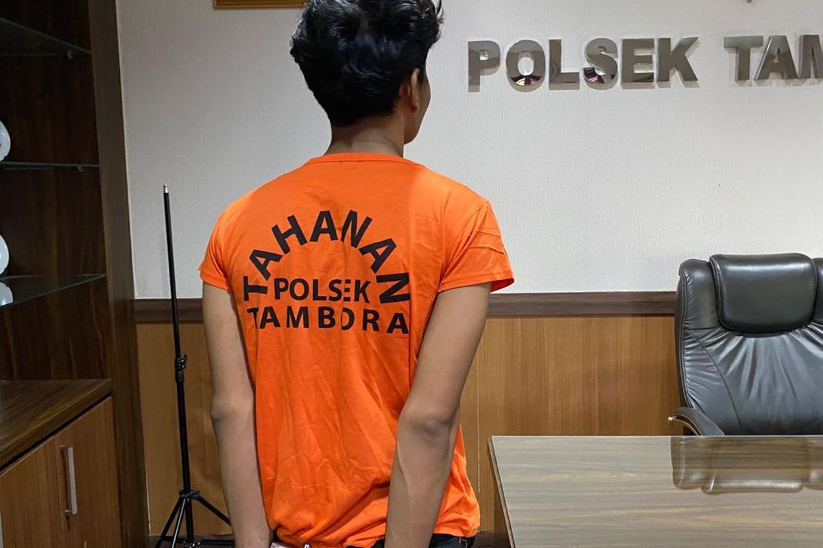 Pelaku berinisial RP merupakan mahasiswa yang terlibat dalam jual beli ganja. Dia kini ditahan di Mapolsek Tambora. 