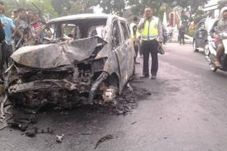 Beginilah kondisi Honda Freed yang terlibat  kecelakaan beruntun di Jembatan Menteng, Bintaro Sektor 7, Tangerang Selatan, Selasa (12/8/2014).