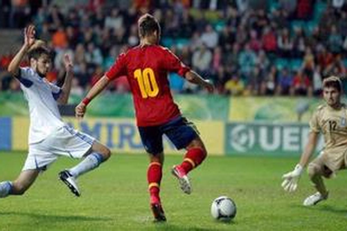Penyerang Spanyol, Jese Rodriguez (nomor 10), mencoba menaklukkan kiper Yunani, Sokratis Dioudis. pada final Piala Eropa U-19, di di Lillekula Stadium, Tallin, Minggu (15/7/2012).
