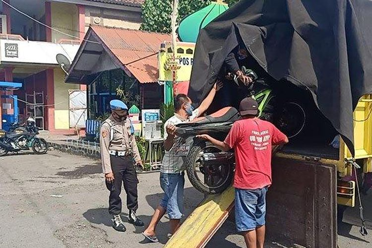 Polisi membongkar praktik penyelundupan pemudik oleh oknum sopir truk di pintu masuk Pelabuhan Gilimanuk, Kamis 6 Mei 2021. 