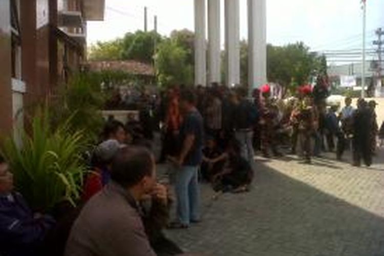 Ratusan warga dan beberapa elemen organisasi masyarakat di Yogyakarta saat menyaksikan sidang penyerangan lapas Cebongan yang digelar di Pengadilan Militer II-11 Yogyakarta, Kamis (5/9/2013)