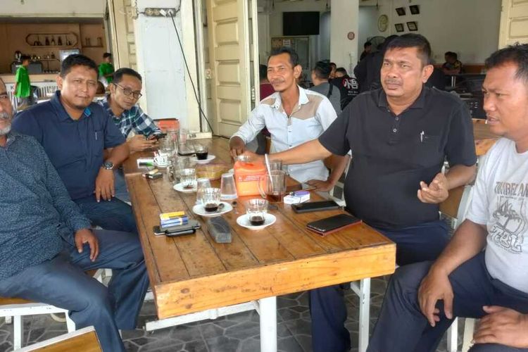 Ketua Harian Komite Olahraga Indonesia (KONI) Aceh Utara, Alma Fuadi, dalam konferensi pers di Lhokseumawe, Senin (12/9/2022). KONI Aceh Utara mendesak agar Pemerintah Aceh tidak menunda pelaksanaan Pekan Olahraga Aceh (PORA) di Pidie tahun ini.