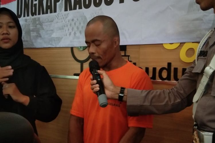 Surohmat, tersangka kasus pembunuhan terhadap istrinya, saat konferensi pers di Polresta Magelang, Selasa (9/1/2024).