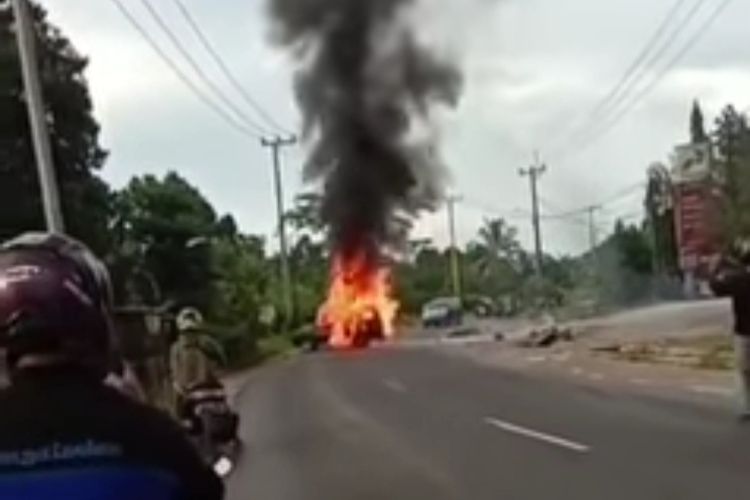 Potongan gambar video mobil yang terbakar di SPBU Pasir Garam, Bangka Tengah, Jumat (1/4/2022).