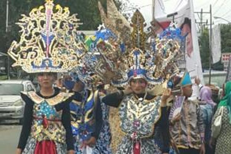 Salah satu pasangan calon bupati Pesisir Barat, Lampung menggelar kampanye dengan parade budaya.