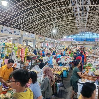 Kondisi aktivitas berbelanja di Los Pasar Legi Kota Solo Jawa Tengah (Jateng).
