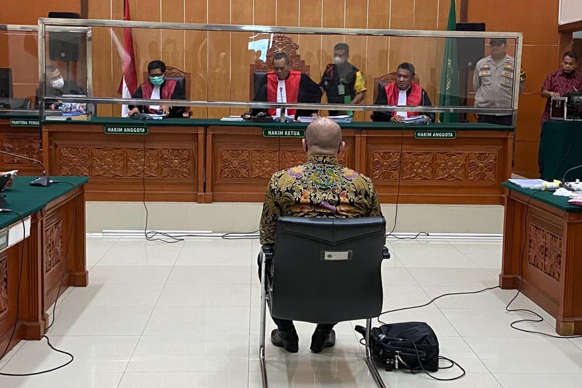 Mantan Kapolda Sumatera Barat Irjen Teddy Minahasa duduk sebagai terdakwa dalam sidang pembacaan duplik di PN Jakarta Barat, Jumat (28/4/2023). 