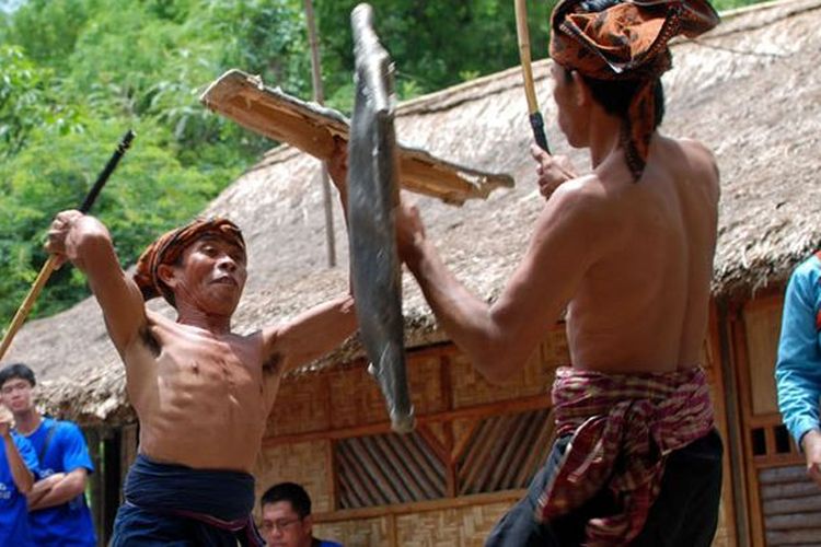 Dua pemain peresean (pepadu) bertarung dalam kesenian tradisional presean di Desa Ende, Lombok, NTB, Minggu (26/11/2017). 