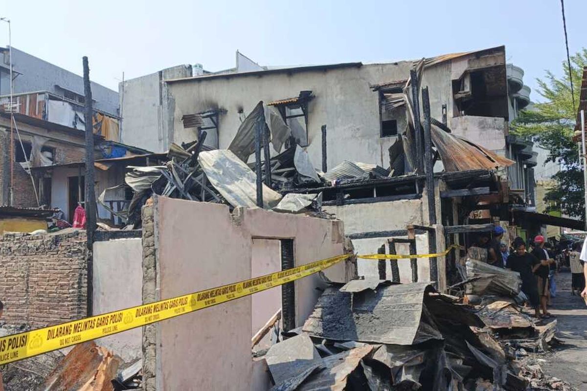 Kondisi sejumlah rumah yang hangus dilalap api di kawasan padat penduduk Jalan Laiya, Kelurahan Gaddong, Kecamatan Bontoala, Kota Makassar, Sulawesi Selatan (Sulsel), Senin (28/10/2024).