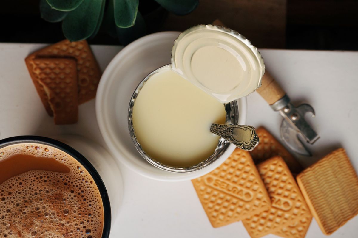 Ilustrasi susu kental manis dalam kaleng. 