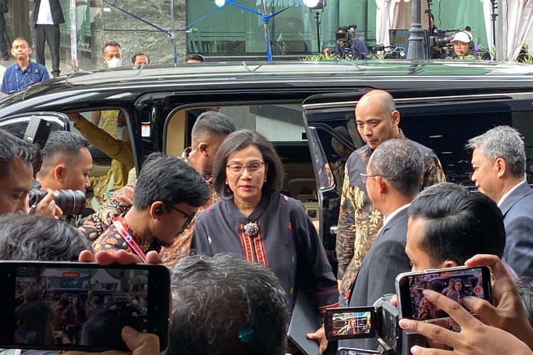 Menteri Keuangan Sri Mulyani Indrawati tiba di Gedung MK, Jakarta, Jumat (5/4/2024), untuk menjadi saksi dalam sidang sengketa hasil Pilpres 2024.