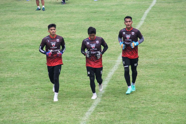 Tiga penjaga gawang Persib Reky Rahayu (kanan), Satrio Azhar (tengah), Fitrul Dwi Rustapa (kiri) dalam latihan pramusim Persib menatap Liga 1 2022-2023.
