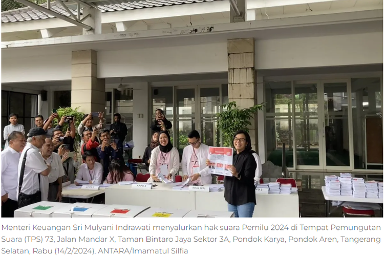 Menteri Keuangan Sri Mulyani Indrawati menggunakan hak pilih pada Pemilu 2024 di Tempat Pemungutan Suara (TPS) 73, Jalan Mandar X, Taman Bintaro Jaya Sektor 3A, Pondok Karya, Pondok Aren, Tangerang Selatan, Rabu (14/2/2024).