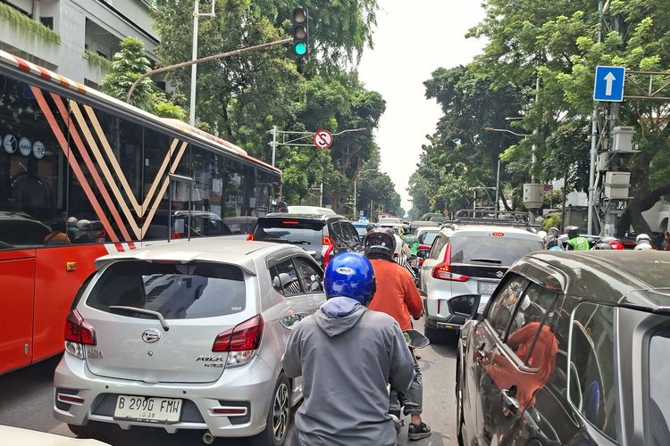 Demo Buruh di DPRD DKI Bikin Jalan Kebon Sirih Padat, Antrean Kendaraan Mengular