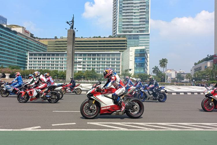 Rombongan pebalap yang mengikuti parade MotoGP dari arah Istana Negara tiba di kawasan Bundaran Hotel Indonesia (HI), Rabu (16/3/2022).