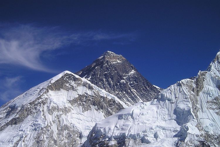 Ilustrasi Gunung Everest, puncak tertinggi di Benua Asia.