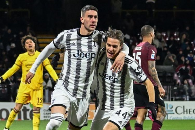 Striker asal Serbia, Dusan Vlahovic, (kiri) berselebrasi bersama Nicolo Fagioli (kanan) seusai mencetak gol kedua buat Juventus dalama laga kontra Salernitana pada pekan ke-21 Liga Italia 2022-2023. Laga Salernitana vs Juventus digelar di Stadion Arechi pada Rabu (8/2/2023) dini hari WIB. (Foto dari Andreas SOLARO / AFP)