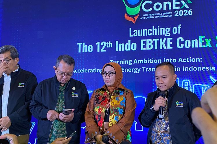 Direktur Jenderal Energi Baru, Terbarukan, dan Konservasi Energi (EBTKE) Kementerian Energi dan Sumber Daya Mineral (ESDM), Eniya Listiani Dewi  (dua dari kanan) dan Ketua Umum Masyarakat Energi Terbarukan Indonesia (METI) Zulfan Zahar (kanan) menjelaskan soal EBT, Jumat (13/3/2026). 