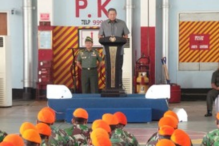 Presiden Susilo Bambang Yudhoyono memimpin apel Satgas Penanggulangan Bencana Asap di Skuadron 17 Pangkalan Udara Halim Perdanakusuma, Jakarta, Selasa ( 25/6/2013 ).