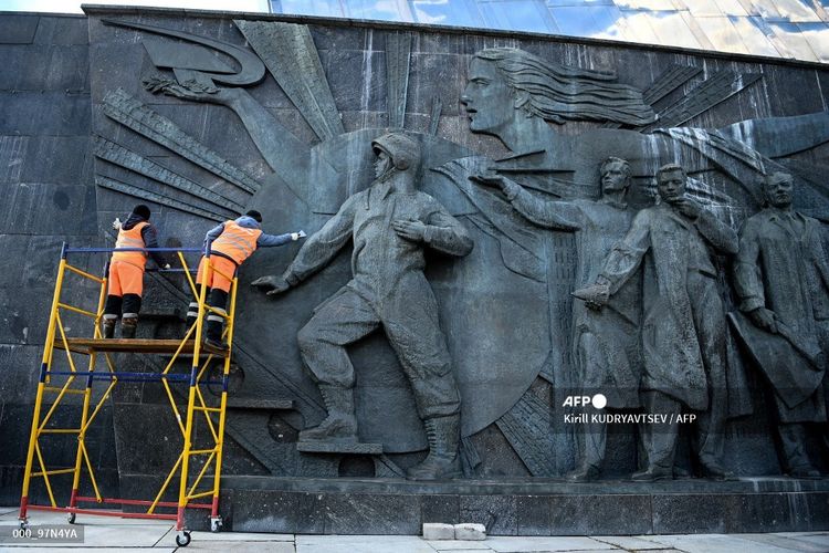 Petugas perawatan membersihkan bas-relief kosmonot Uni Soviet, Yuri Gagarin, di Museum Kosmonot di Moskwa, Rusia, pada 9 April 2021. 60 tahun silam, Gagarin menjadi manusia pertama yang berhasil terbang ke luar angkasa, menjadi babak baru dalam eksplorasi angkasa luar.