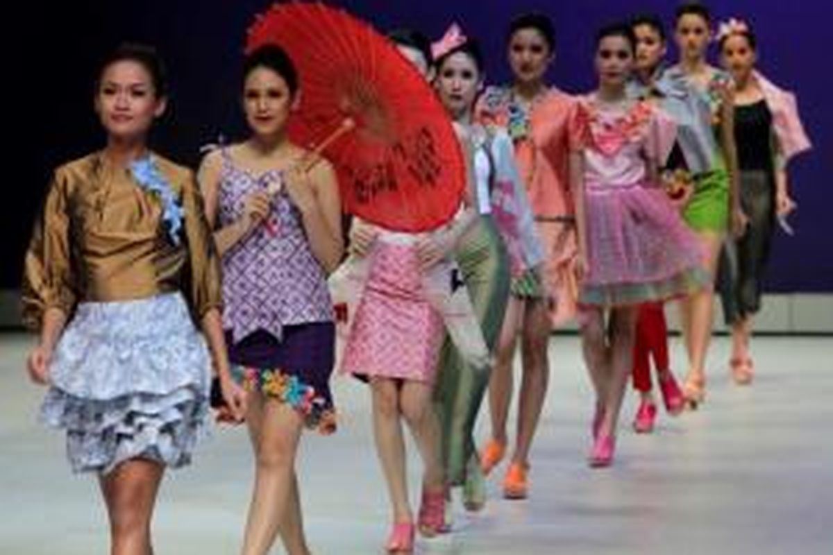 Model memeragakan busana rancangan Batik Tanpa Nama dengan tema Batik Meets Origam pada Indonesia Fashion Week 2013 di Jakarta Convention Center, Kamis (14/2/2013).