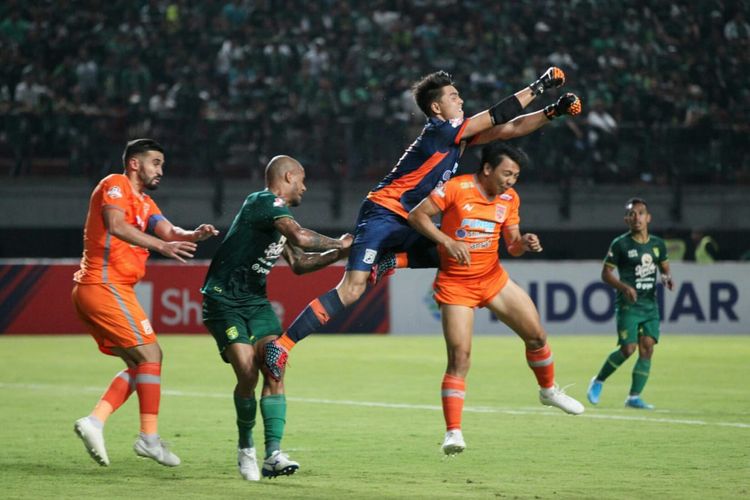 Pertandingan tunda pekan ke-22 antara Persebaya Surabaya vs Borneo FC yang berlangsung di Stadion Gelora Bung Tomo, Surabaya, Jumat (11/10/2019).